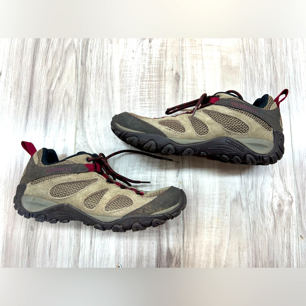 Woman’s merrell hiking boots- 9